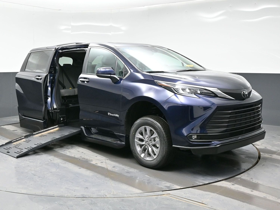 New 2026 Toyota Sienna Hybrid XLE Base - BraunAbility Side Entry Entry Fold Out Automatic Ramp