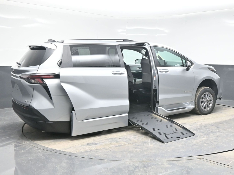 Silver Toyota Sienna image number 6