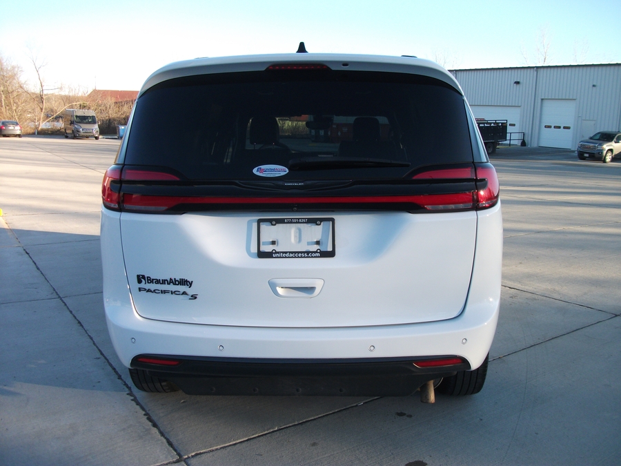 Used 2023 Chrysler Pacifica Touring L Sport - BraunAbility Side Entry Entry In Floor Automatic Ramp