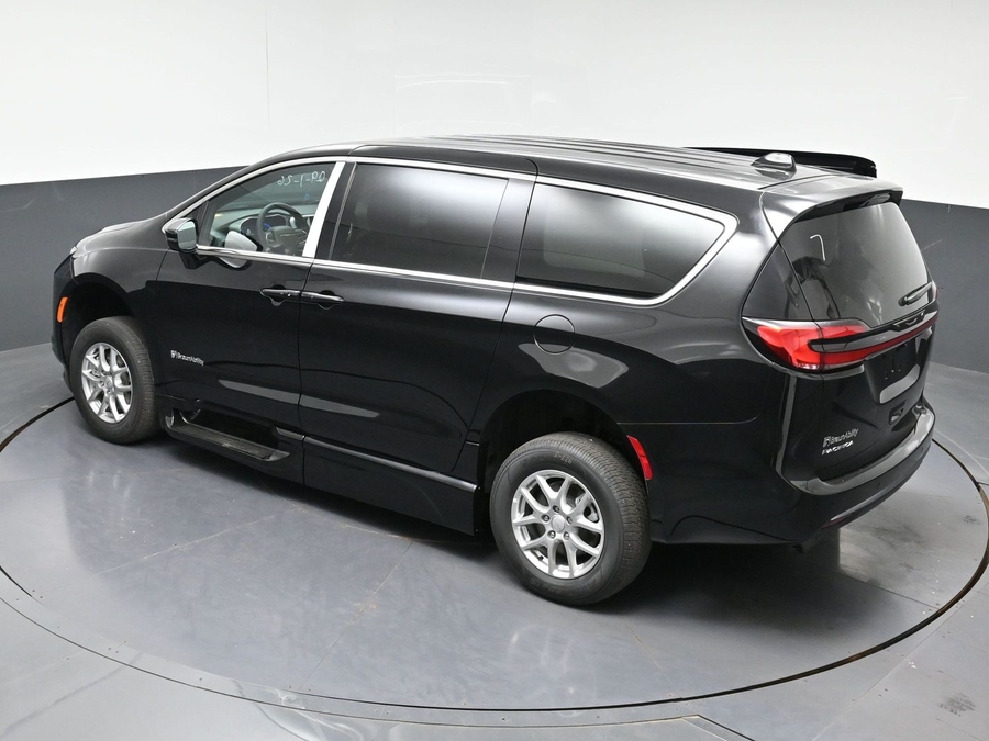 Black Chrysler Pacifica image number 21