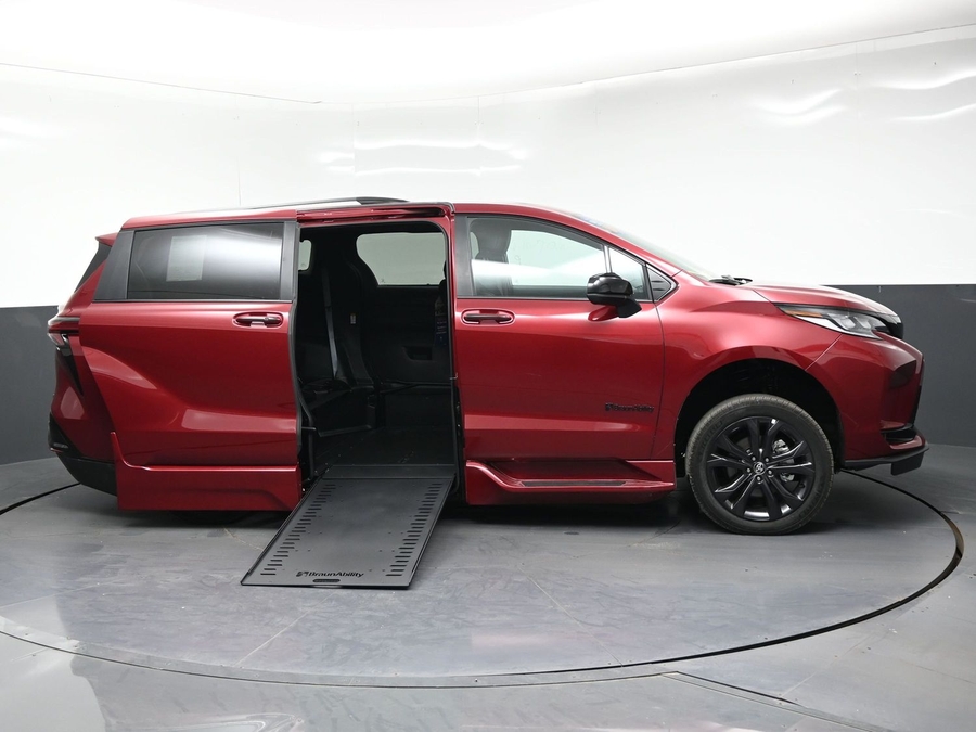 New 2026 Toyota Sienna Hybrid XSE Sport - BraunAbility Side Entry In Floor Automatic Ramp