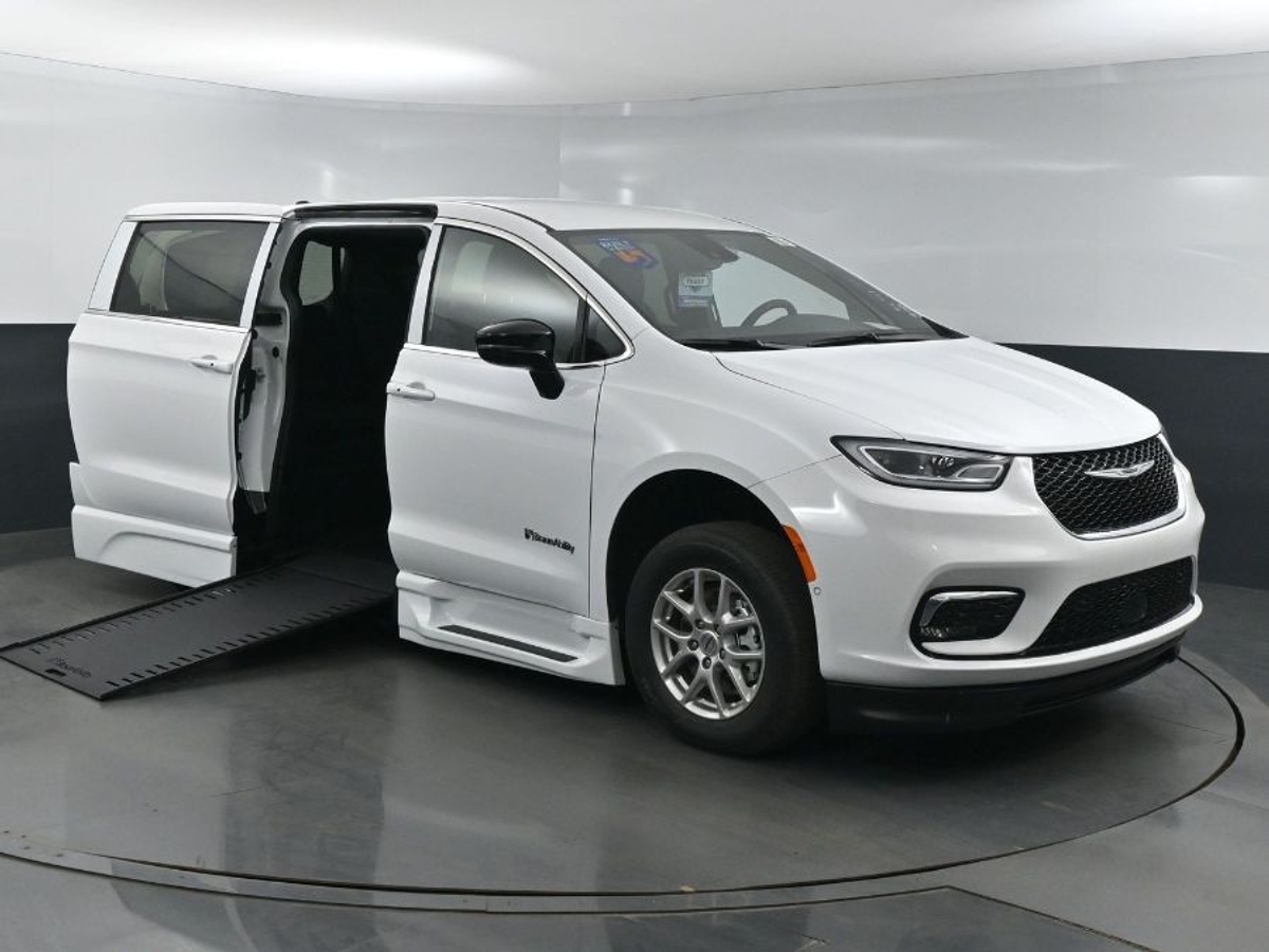 2025 Chrysler Pacifica Select's photo