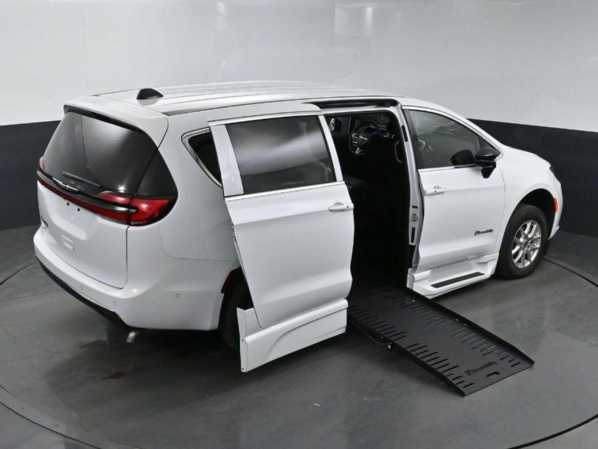 2025 CHRYSLER PACIFICA - Image 17