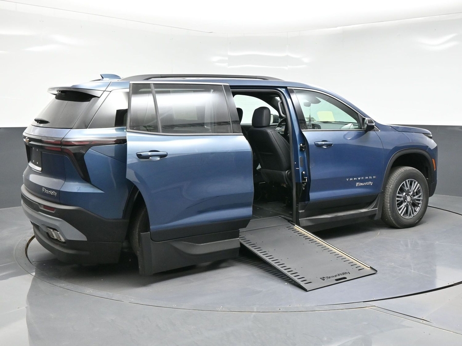 Blue Chevrolet Traverse image number 8