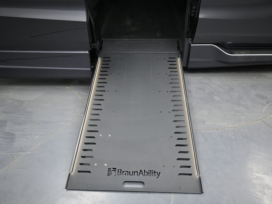 Grey Honda Odyssey image number 10