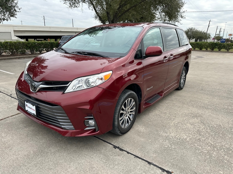 Used 2020 Toyota Sienna XLE Base - BraunAbility Side Entry Entry In Floor Automatic Ramp