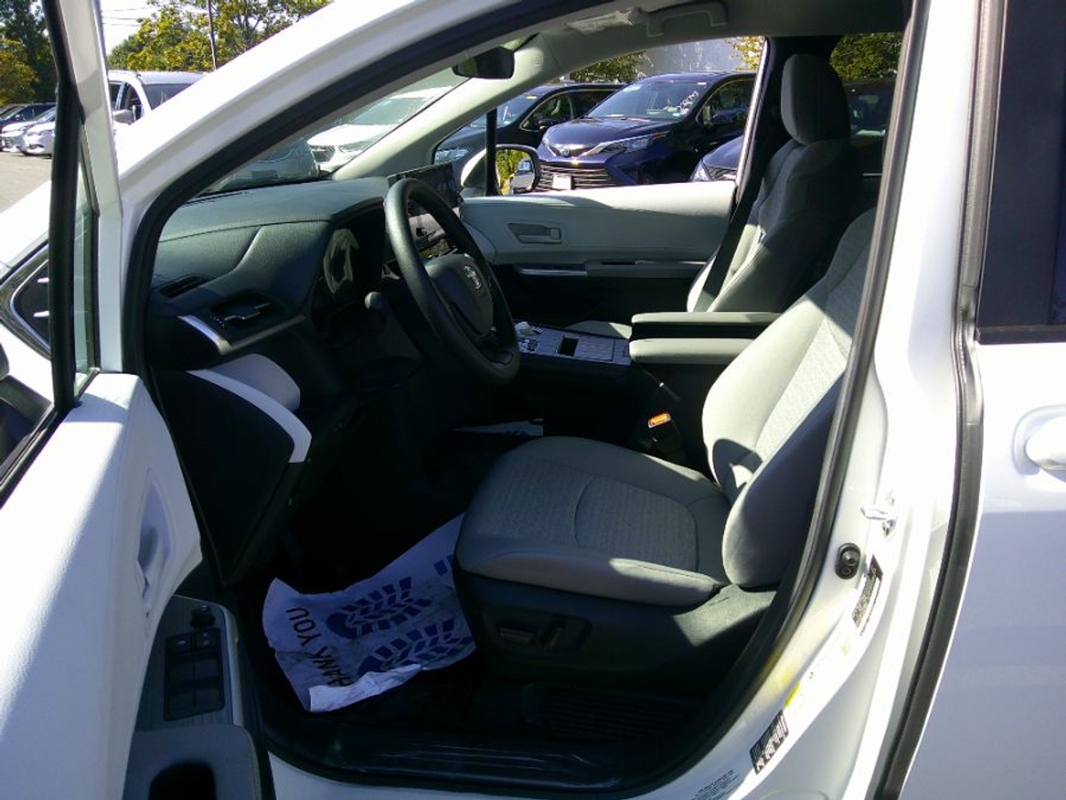 White Toyota Sienna image number 21