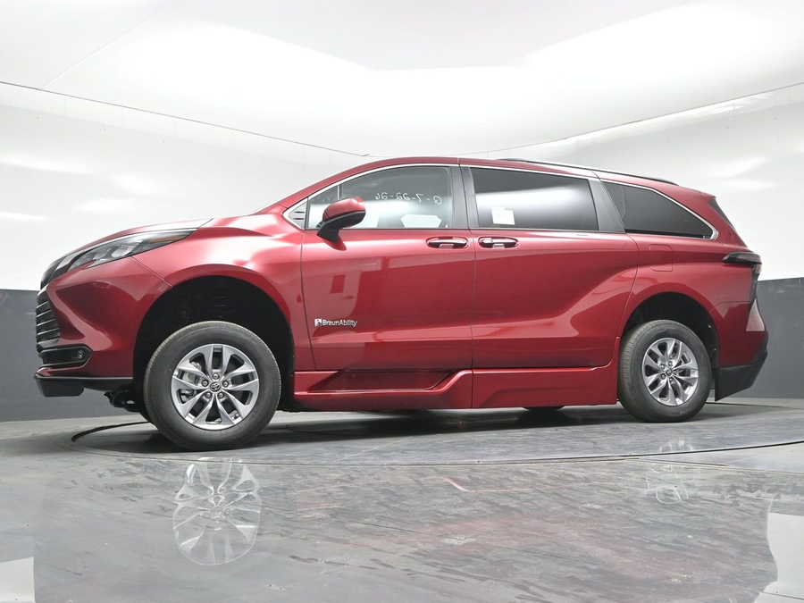 New 2026 Toyota Sienna Hybrid XLE Base - BraunAbility Side Entry In Floor Automatic Ramp