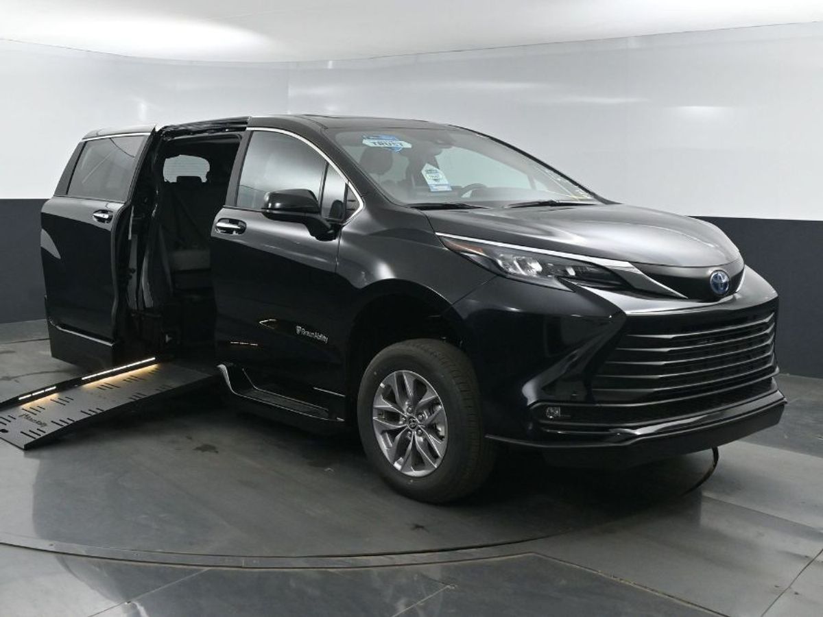 2025 Toyota Sienna XLE's photo