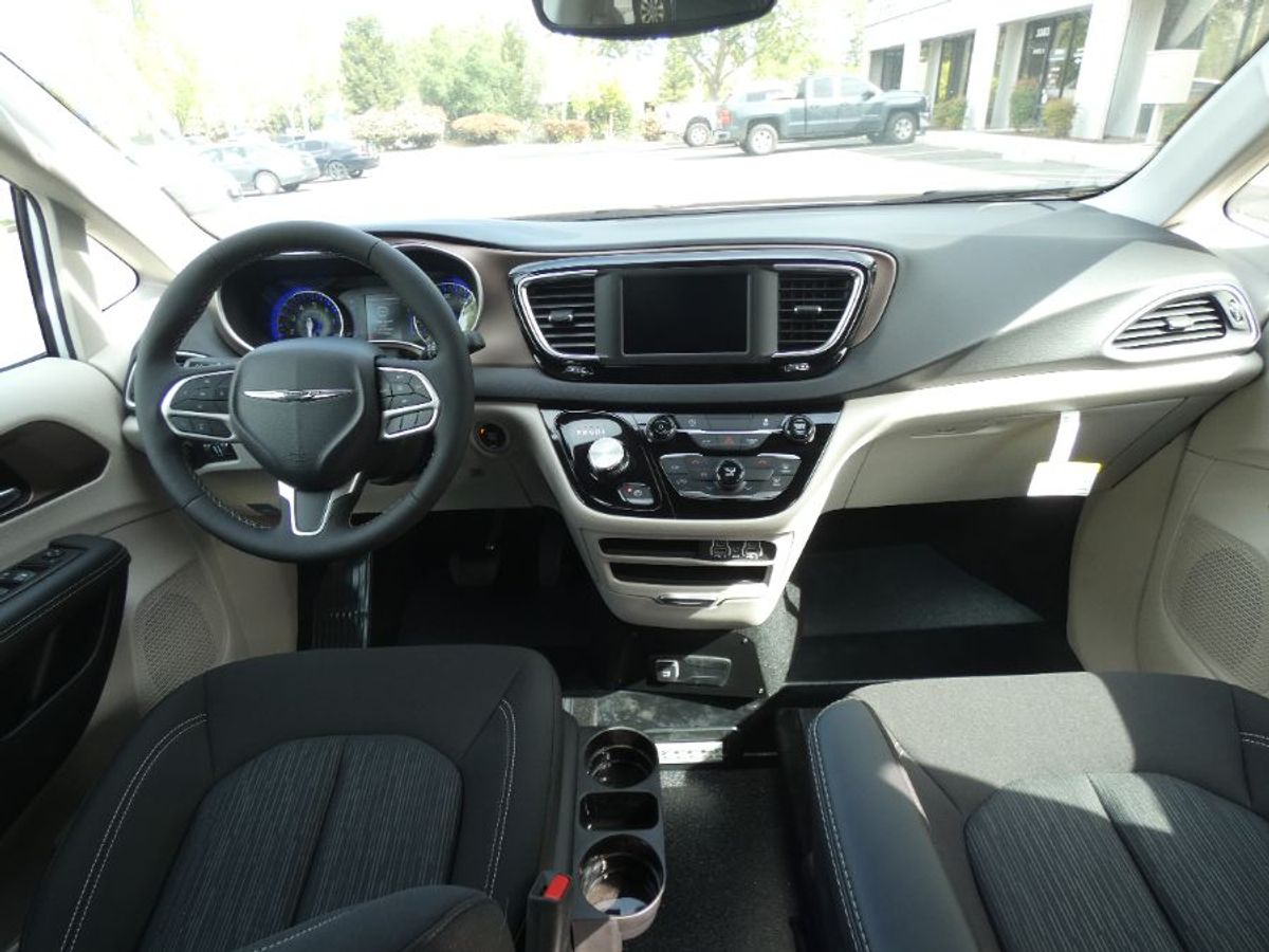 2024 CHRYSLER VOYAGER - Image 11