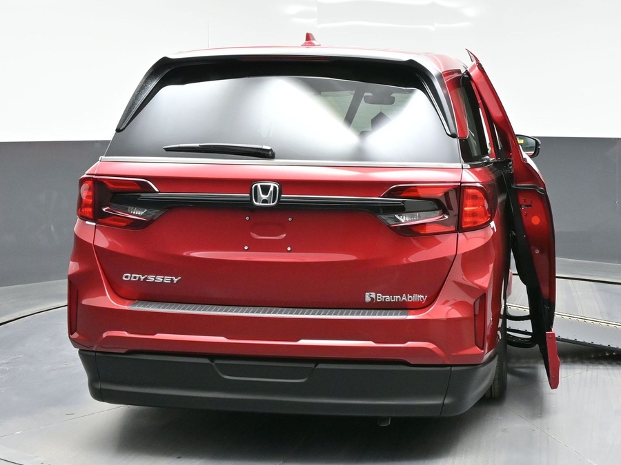 Red Honda Odyssey image number 3