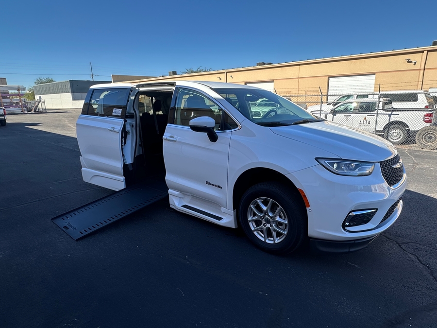 2023 Chrysler Pacifica Touring L's photo