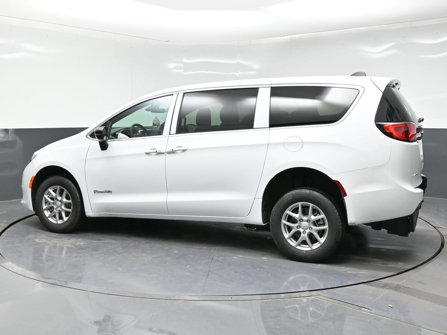 White Chrysler Voyager image number 7