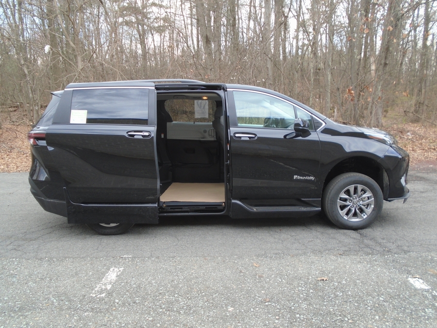 Black Toyota Sienna image number 1