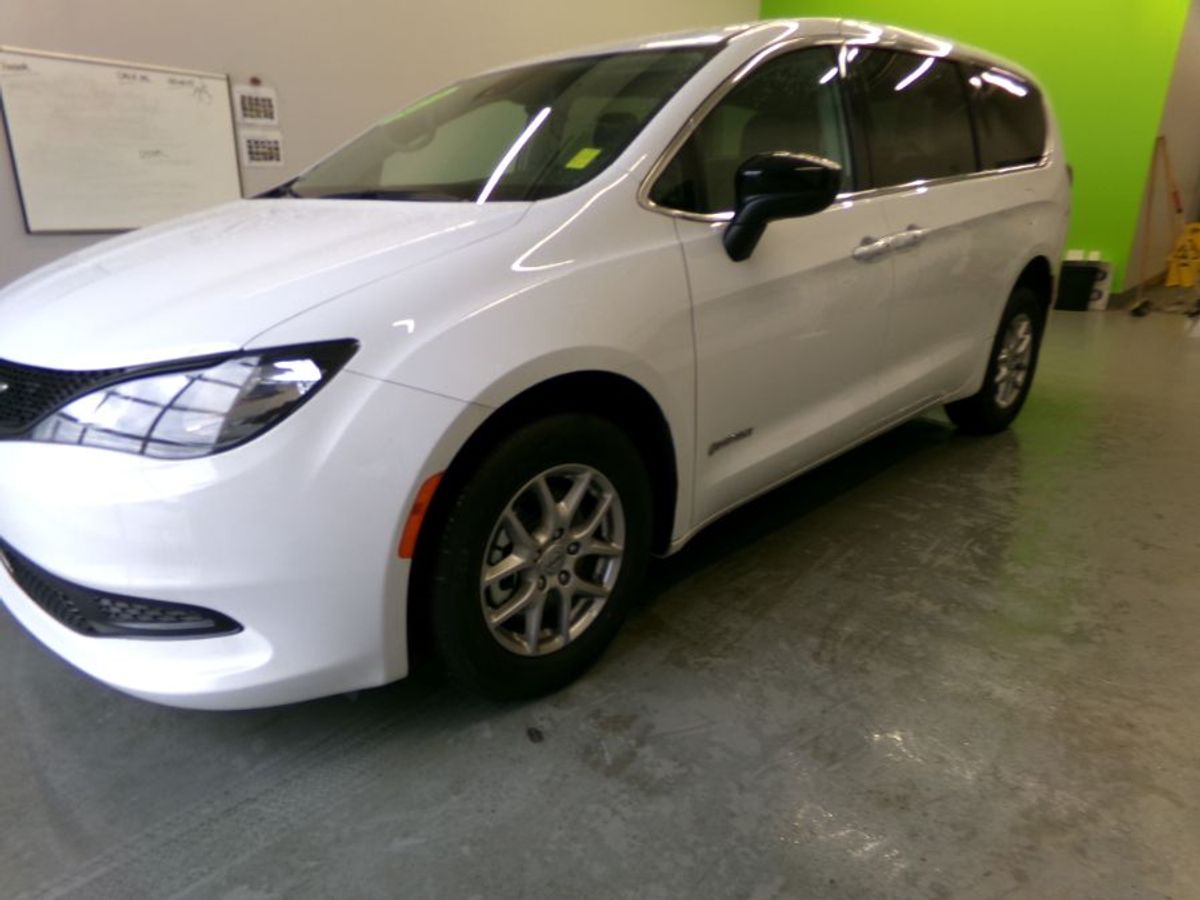 2024 CHRYSLER VOYAGER - Image 4