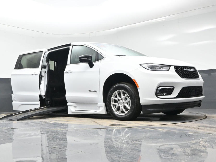 White Chrysler Pacifica image number 16
