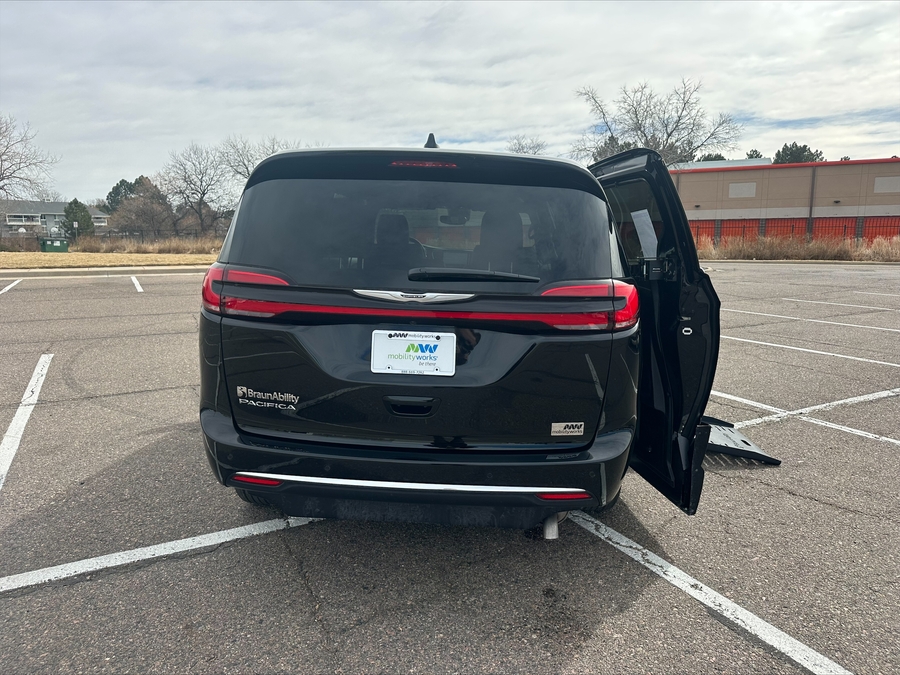 Black Chrysler Pacifica image number 22