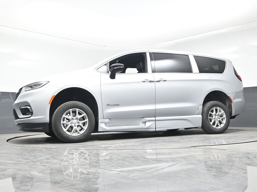 Silver Chrysler Pacifica image number 11