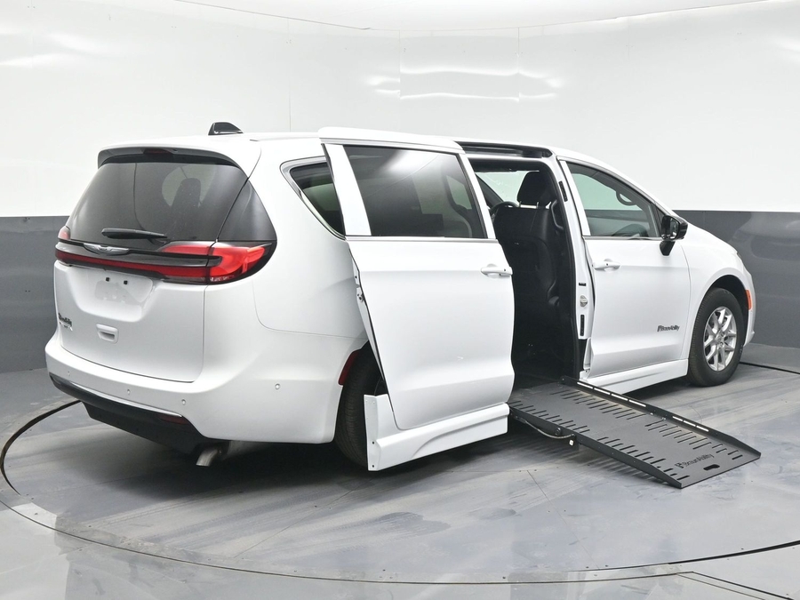 White Chrysler Pacifica image number 6