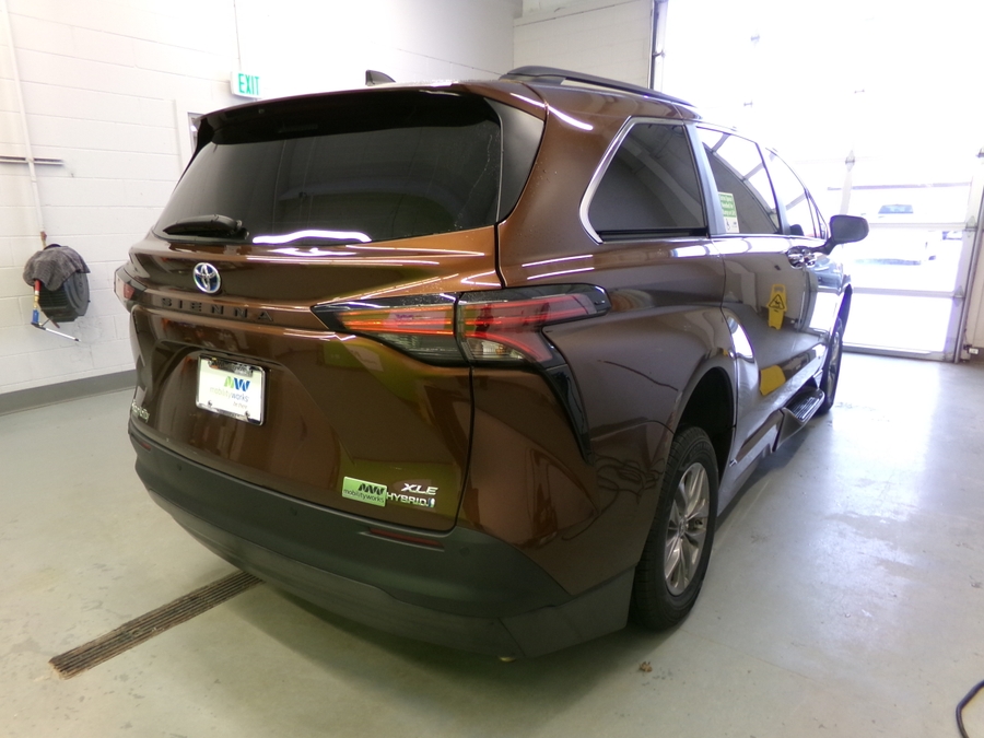 Orange Toyota Sienna image number 18