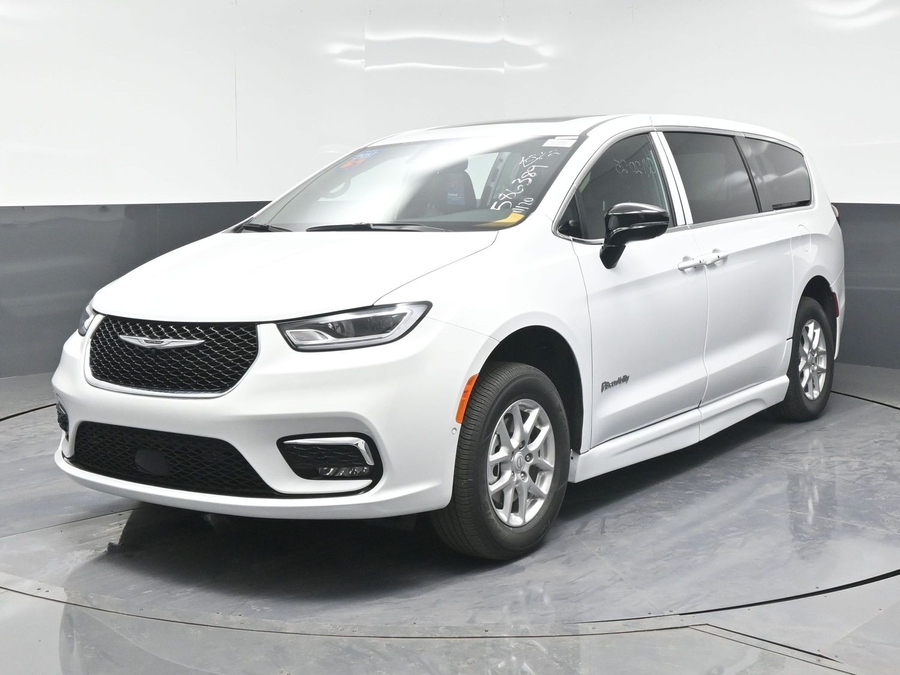 White Chrysler Pacifica image number 13