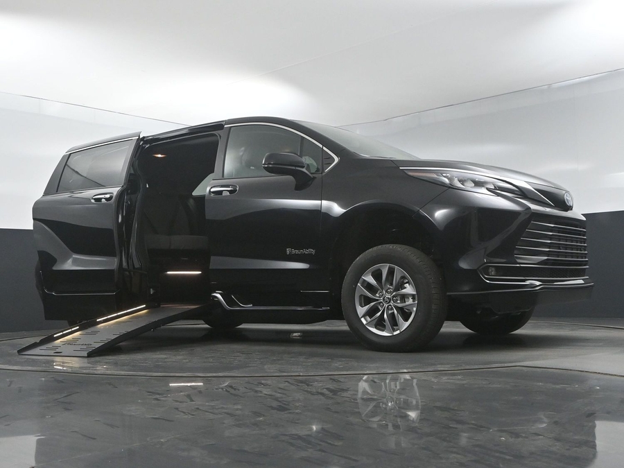 New 2025 Toyota Sienna Hybrid XLE Base - BraunAbility Side Entry Entry Fold Out Automatic Ramp