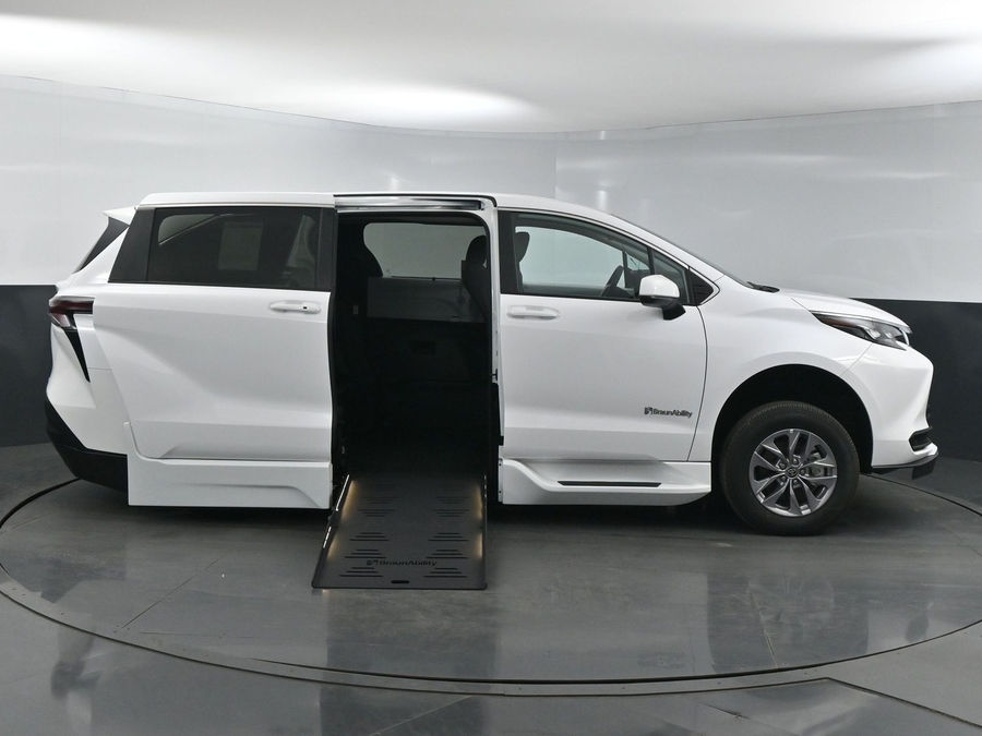 New 2025 Toyota Sienna Hybrid LE - BraunAbility Side Entry Entry Fold Out Automatic Ramp