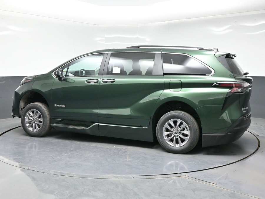 New 2026 Toyota Sienna Hybrid XLE Base - BraunAbility Side Entry Fold Out Automatic Ramp