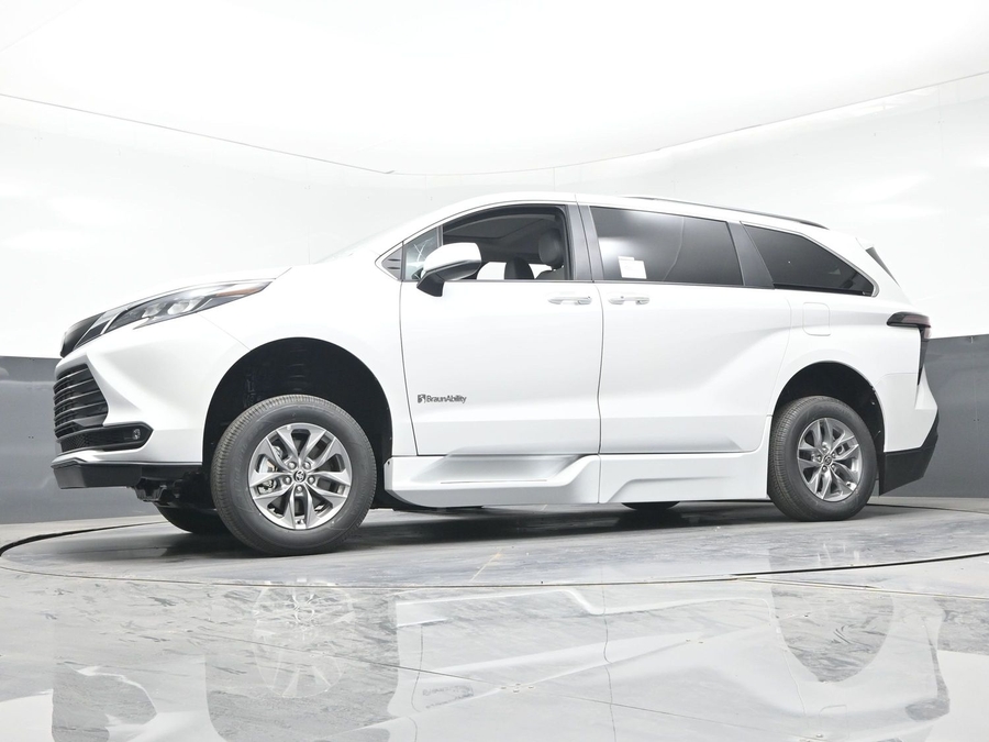 New 2026 Toyota Sienna Hybrid XLE Base - BraunAbility Side Entry Entry Fold Out Automatic Ramp