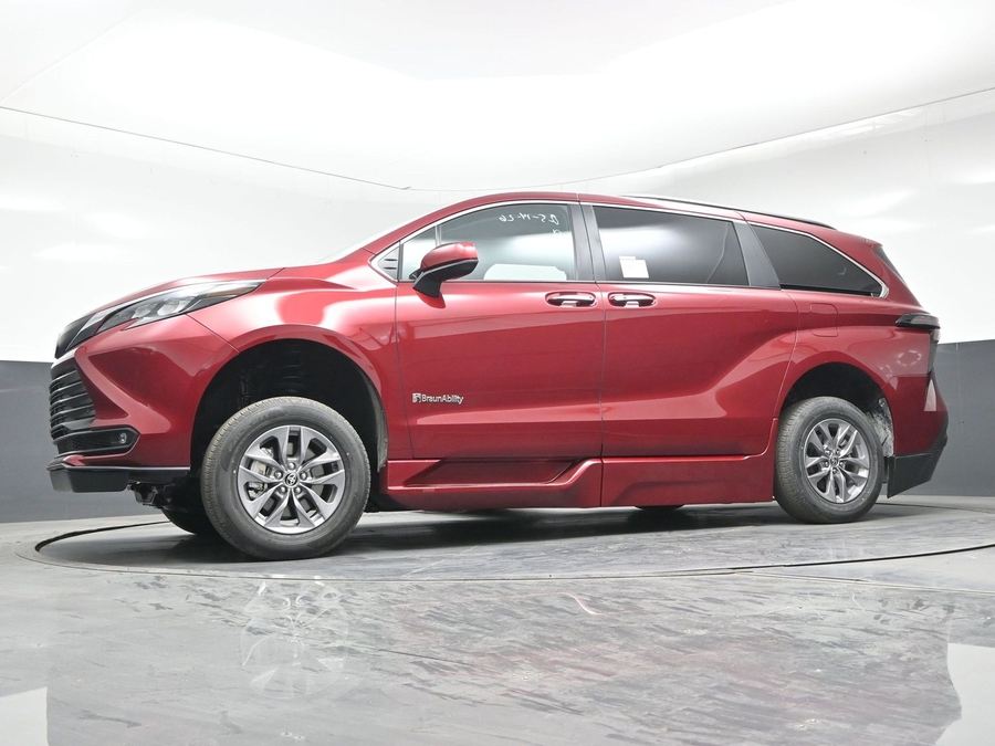 New 2026 Toyota Sienna Hybrid XLE Add - BraunAbility Side Entry Entry In Floor Automatic Ramp