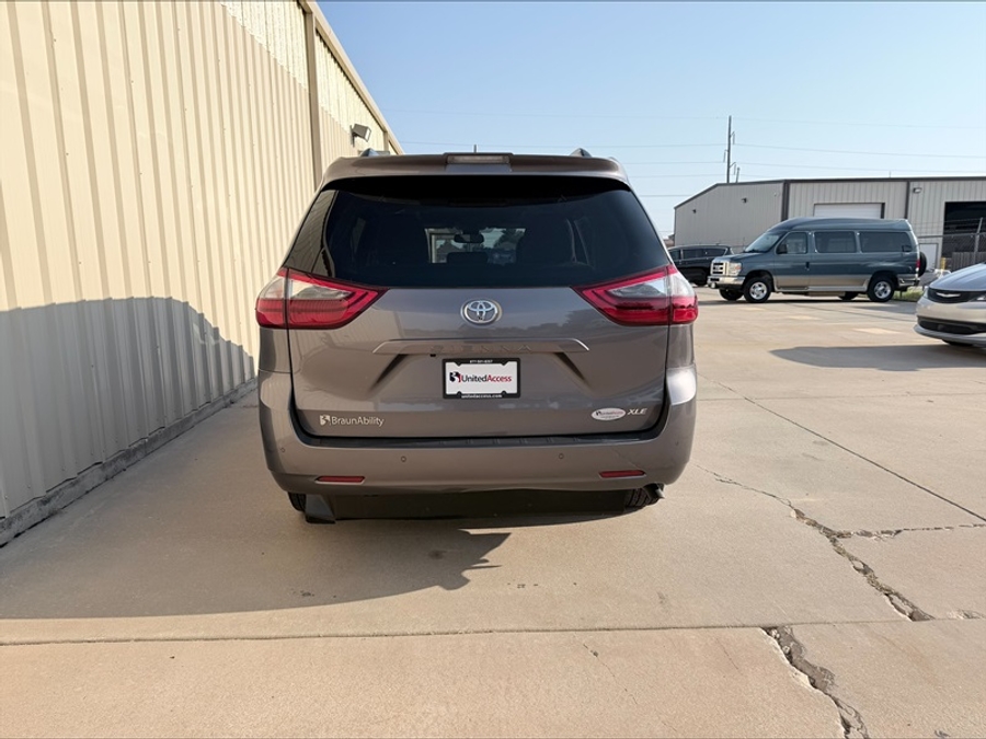 Used 2020 Toyota Sienna XLE - BraunAbility Side Entry Fold Out Automatic Ramp