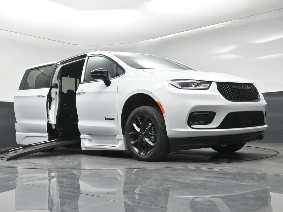 New 2026 Chrysler Pacifica Select Sport - BraunAbility Side Entry Fold Out Automatic Ramp