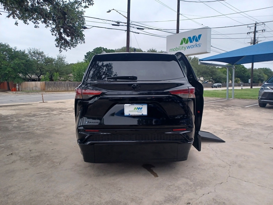 Black Toyota Sienna image number 4
