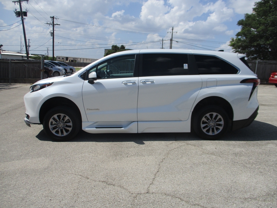 White Toyota Sienna image number 5