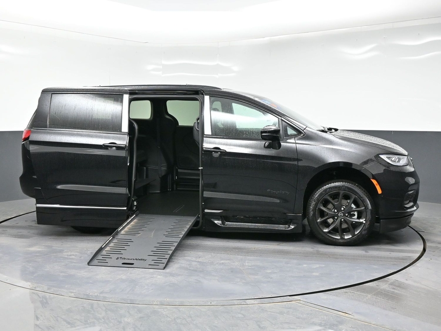 New 2026 Chrysler Pacifica Select Sport - BraunAbility Side Entry Entry Fold Out Automatic Ramp