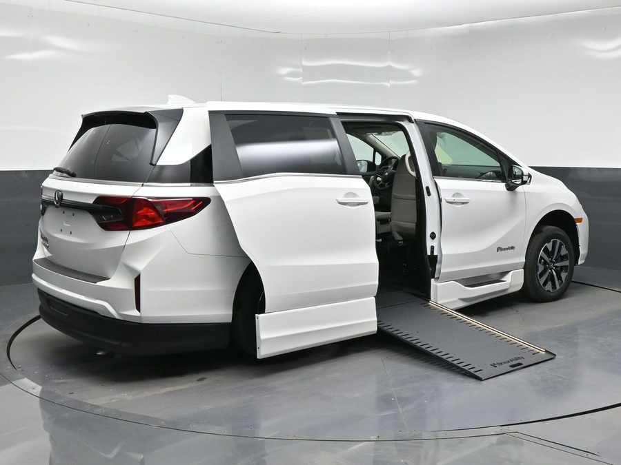 White Honda Odyssey image number 4