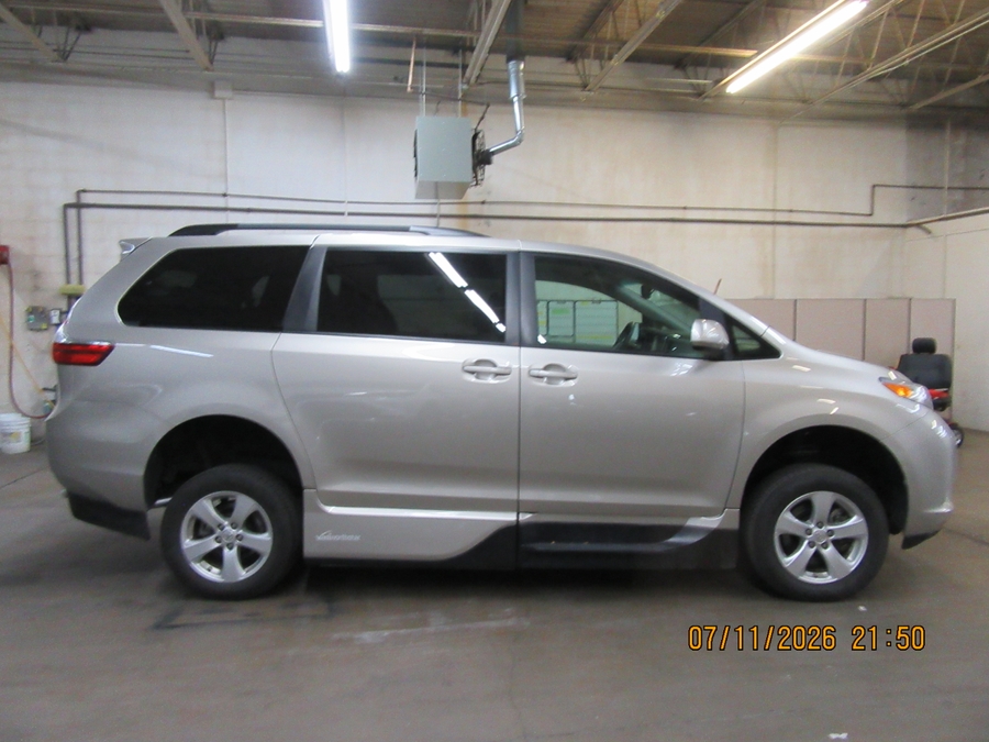 Brown Toyota Sienna image number 1