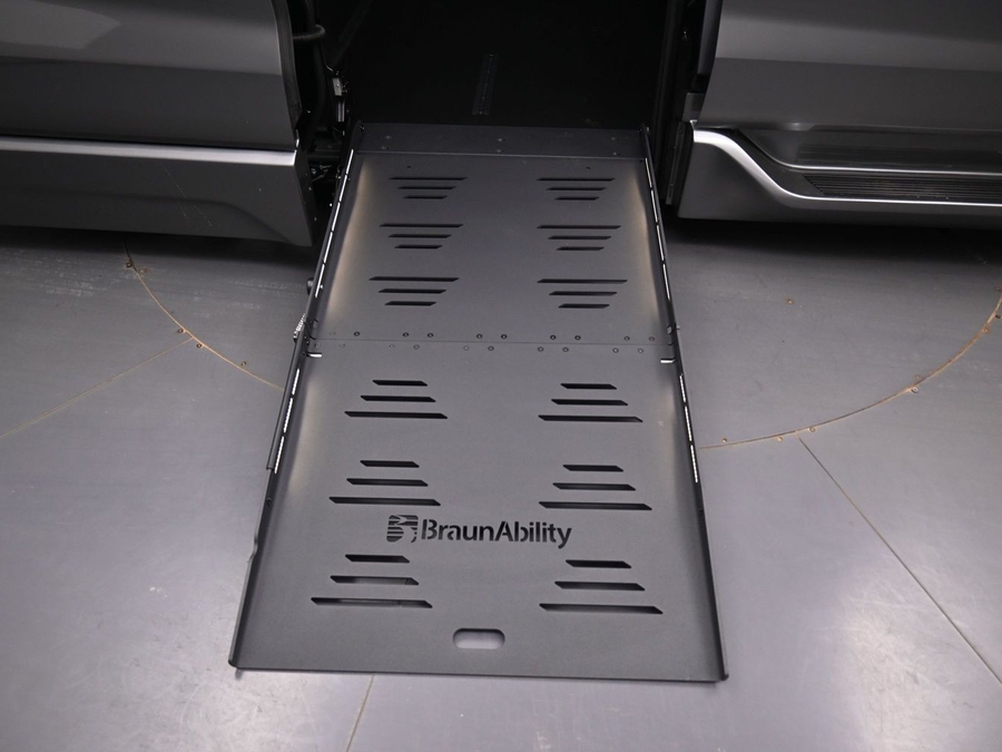 New 2026 Toyota Sienna Hybrid XLE Base - BraunAbility Side Entry Entry Fold Out Automatic Ramp
