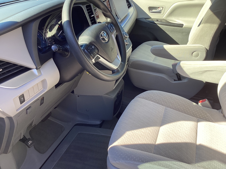  Toyota Sienna image number 18