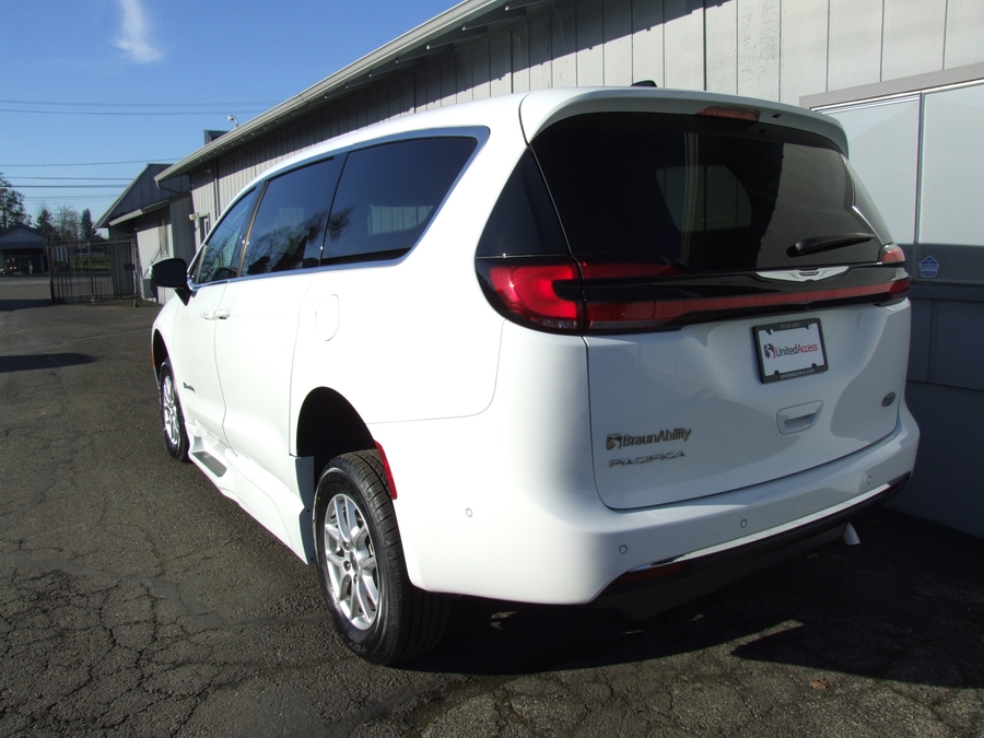 Used 2023 Chrysler Pacifica Touring L Safety - BraunAbility Side Entry Entry In Floor Automatic Ramp