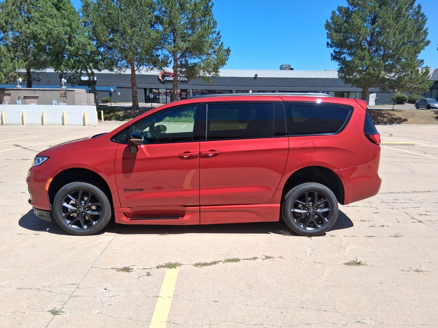 Red Chrysler Pacifica image number 17