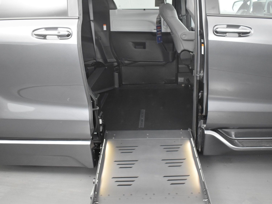 New 2025 Toyota Sienna Hybrid XLE Base - BraunAbility Side Entry Entry Fold Out Automatic Ramp