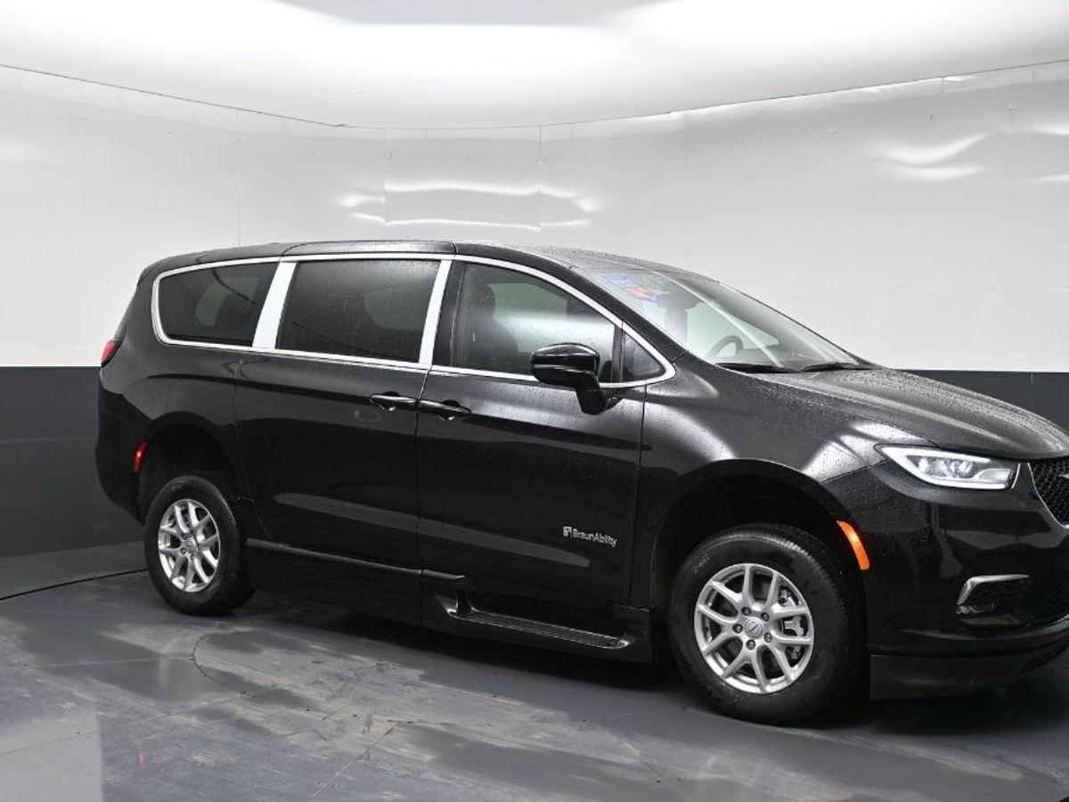 Black Chrysler Pacifica image number 17