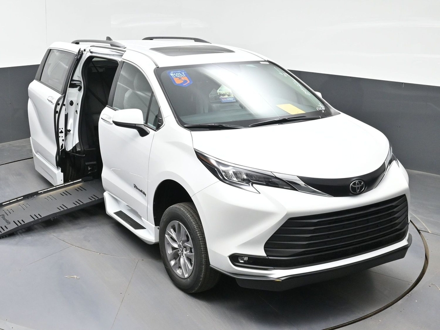 New 2026 Toyota Sienna Hybrid XLE Base - BraunAbility Side Entry Entry Fold Out Automatic Ramp