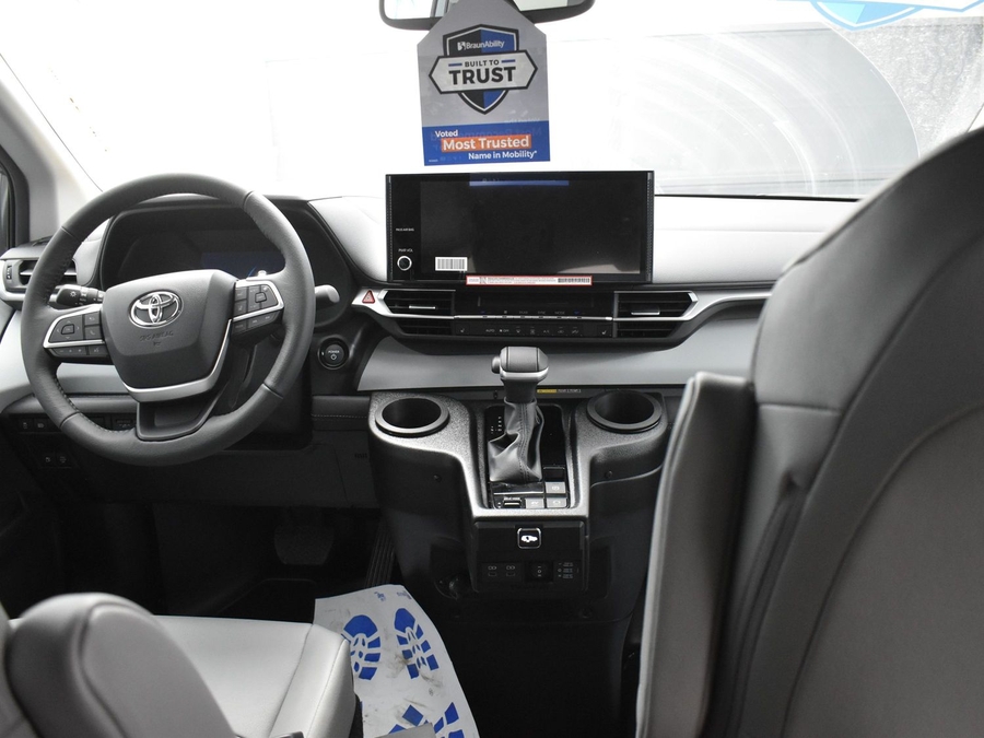 New 2025 Toyota Sienna Hybrid XLE Base - BraunAbility Side Entry Entry Fold Out Automatic Ramp