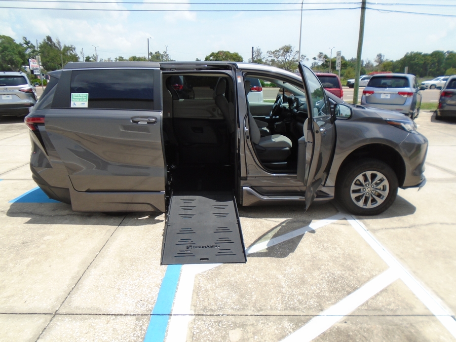 Grey Toyota Sienna image number 2