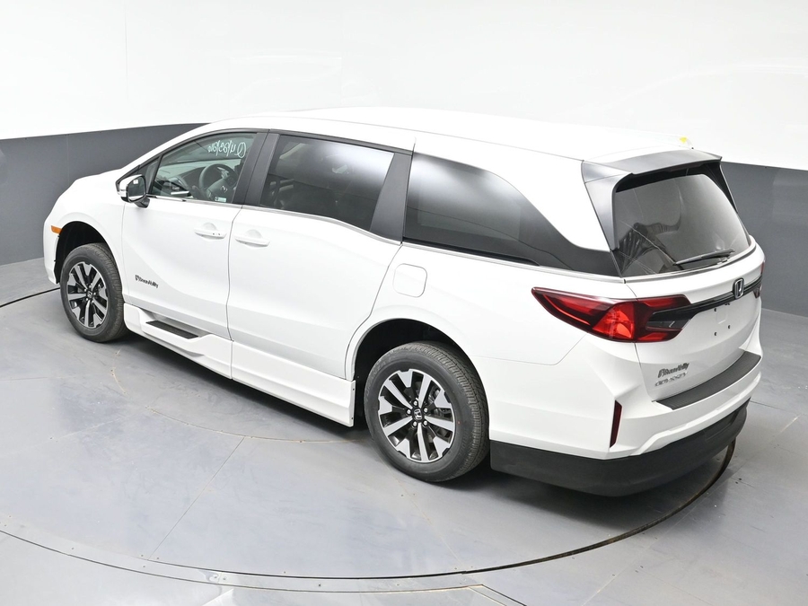 White Honda Odyssey image number 21