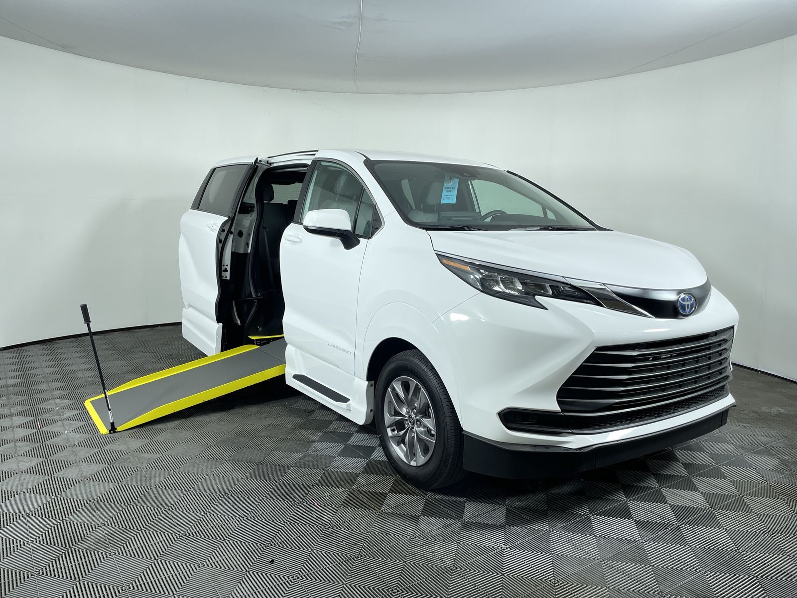 2025 Toyota Sienna AWD LE
