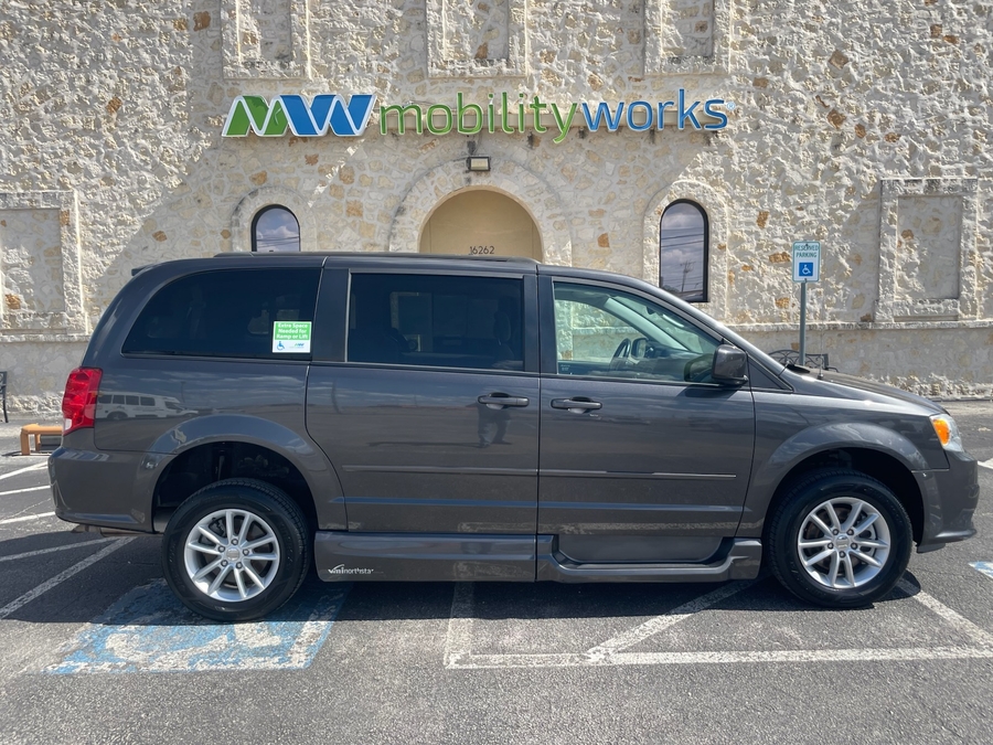  Dodge Grand Caravan with Side Entry Automatic In Floor ramp