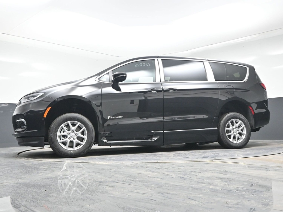 Black Chrysler Pacifica image number 17